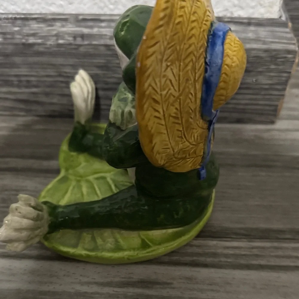 Green Frog Figurine with Straw Hat for Reptile Habitats